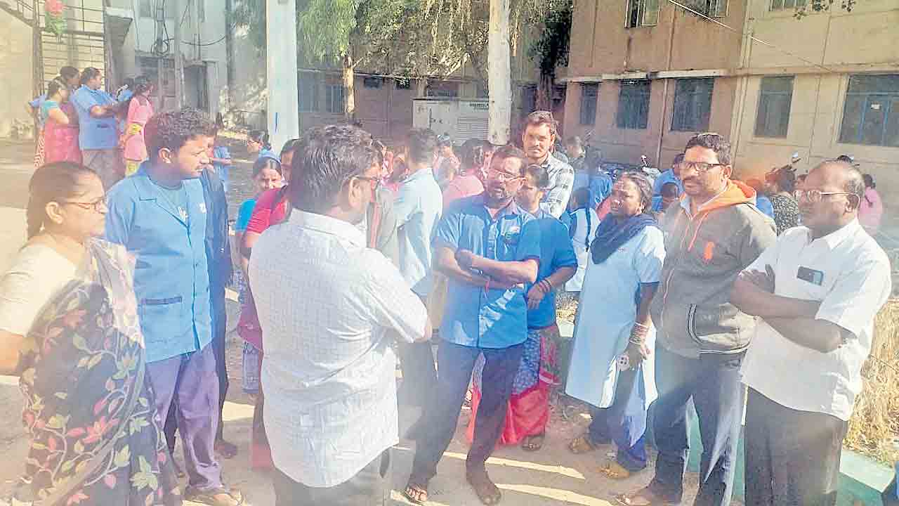 ఐదు నెలల వేతనాల కోసం కార్మికుల ధర్నా