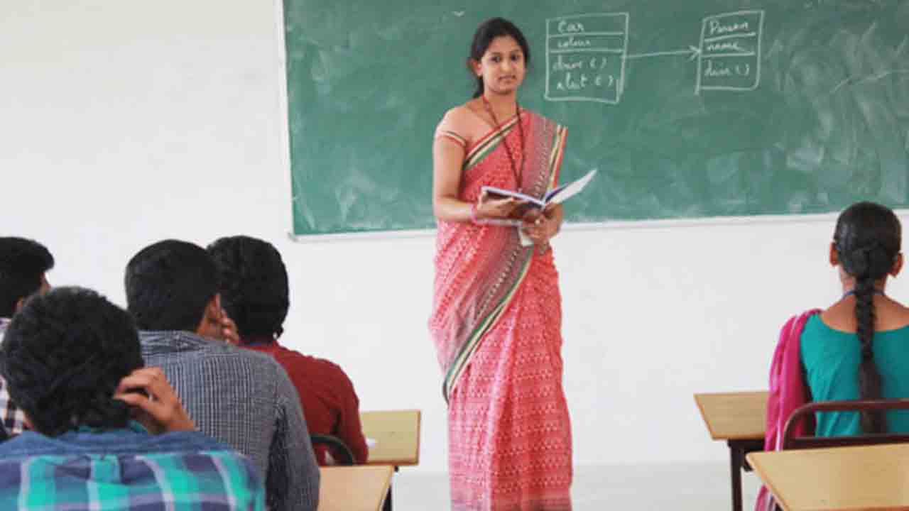 బడుల్లో మిగులు టీచర్లు.. 8వేల బడుల్లో 16వేల మంది సర్‌ప్లస్‌ లెక్కతేల్చిన పాఠశాల విద్యాశాఖ