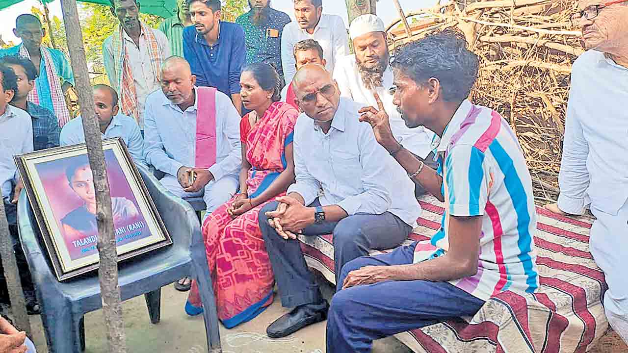 శ్రావణిని హంతకులను ఉరి తీయాలి