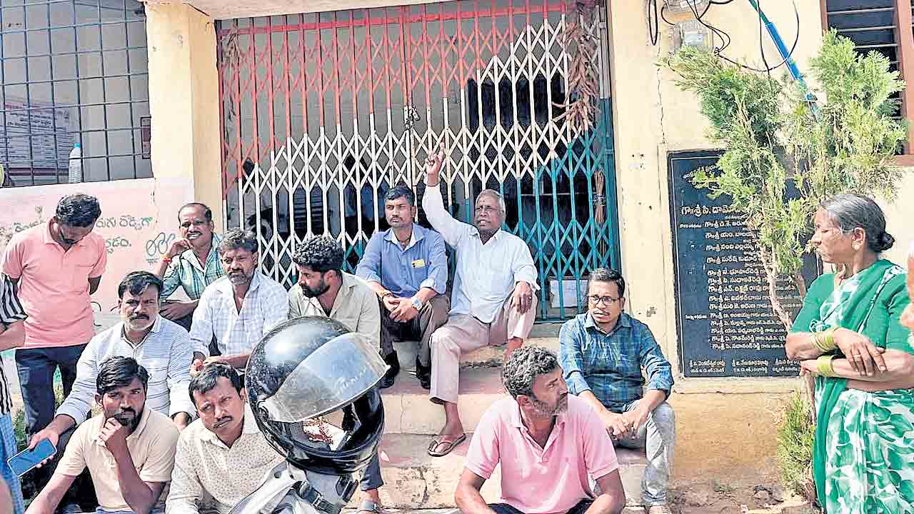 రెవెన్యూ అధికారుల నిర్బంధం.. సంగారెడ్డి జిల్లా శివంపేటలో ట్రిపుల్‌ ఆర్‌ భూబాధితుల ఆందోళన