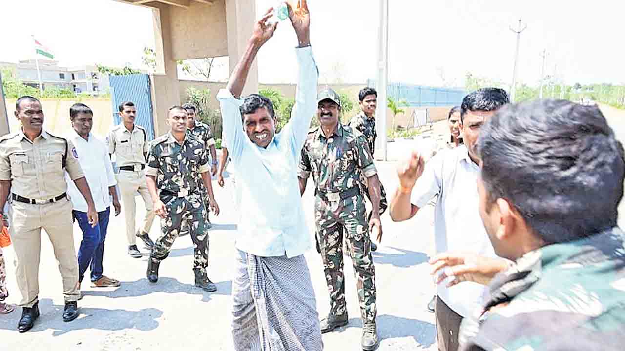 రంగారెడ్డిలో సగం భూములు లాగేస్తున్న సర్కారు