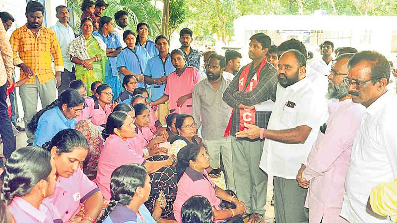 పారిశుధ్య కార్మికుల పెండింగ్‌ వేతనాలు చెల్లించాలి
