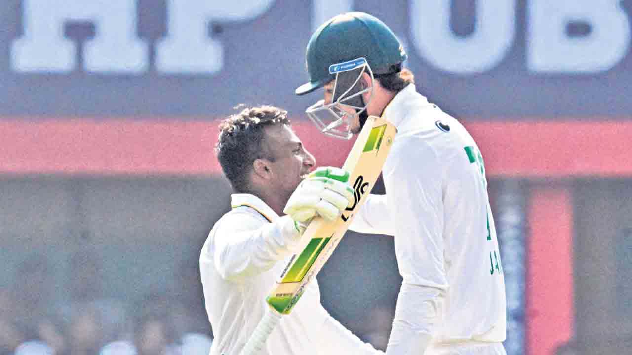 తోకను కత్తిరించలేక.. భారత బౌలర్ల వైఫల్యం.. సఫారీల భారీ స్కోరు