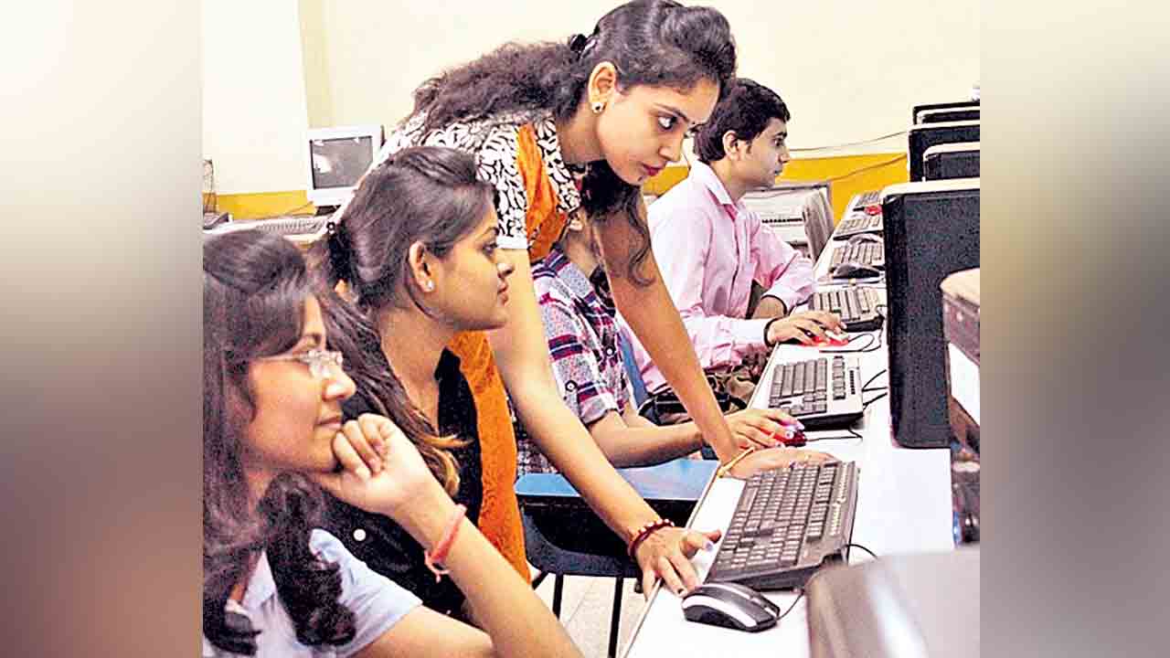 కంప్యూటర్‌ సైన్స్‌, ఐటీదే హవా.. ఈ కోర్సులతోనే ఉద్యోగ, ఉపాధి అవకాశాలు మెండు