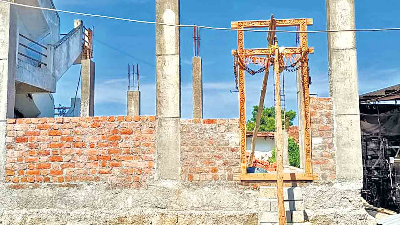 ఇందిరమ్మ లబ్ధిదారుపై కక్ష సాధింపు.. ఇల్లు మంజూరుతో అప్పు చేసి గోడలదాకా నిర్మాణం