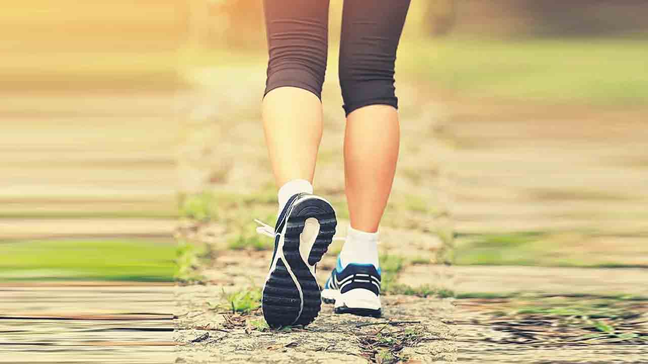 తిన్న తర్వాత నడకతో..