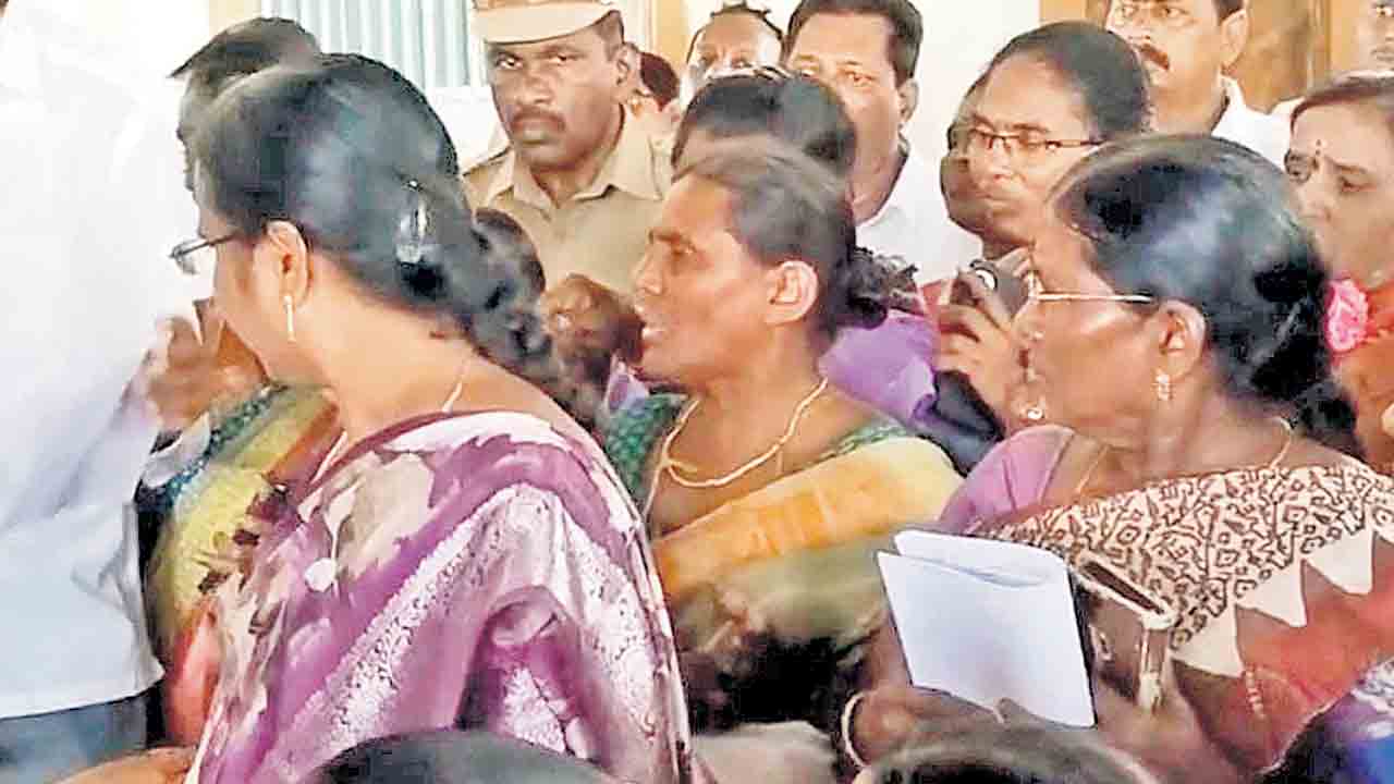 పింఛన్‌ ఎప్పుడిస్తరు.. గ్యాస్‌ పైసల్‌ పడ్తలేవ్‌?