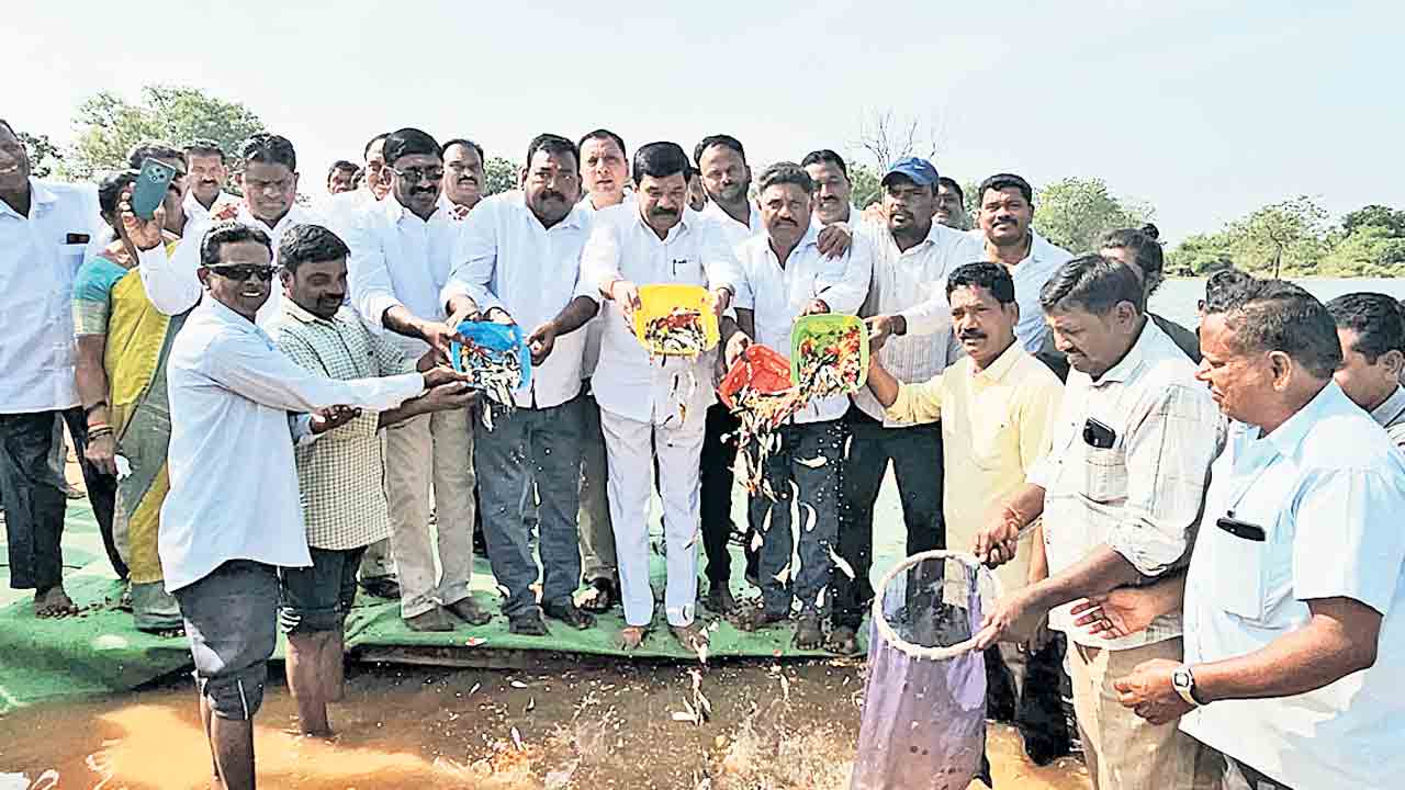 కేసీఆర్‌ పథకాల్లో కాంగ్రెస్‌ కోతలు