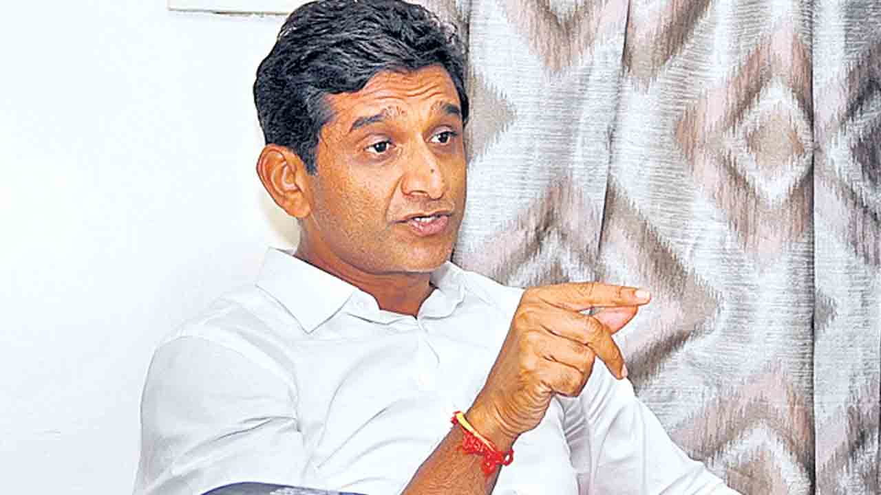 రేవంత్‌ ముఖ్యమంత్రా.. రియల్‌ ఎస్టేట్‌ బ్రోకరా?