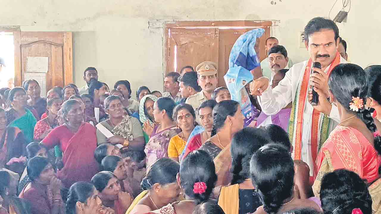 గ్యాస్‌ పైసల్‌ ఇస్తలేరు పింఛన్‌ వస్తలేదు.. డోర్నకల్‌ ఎమ్మెల్యేను నిలదీసిన మహిళలు