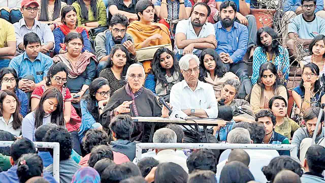 మేధావుల మౌనం.. దేశానికి నష్టం!