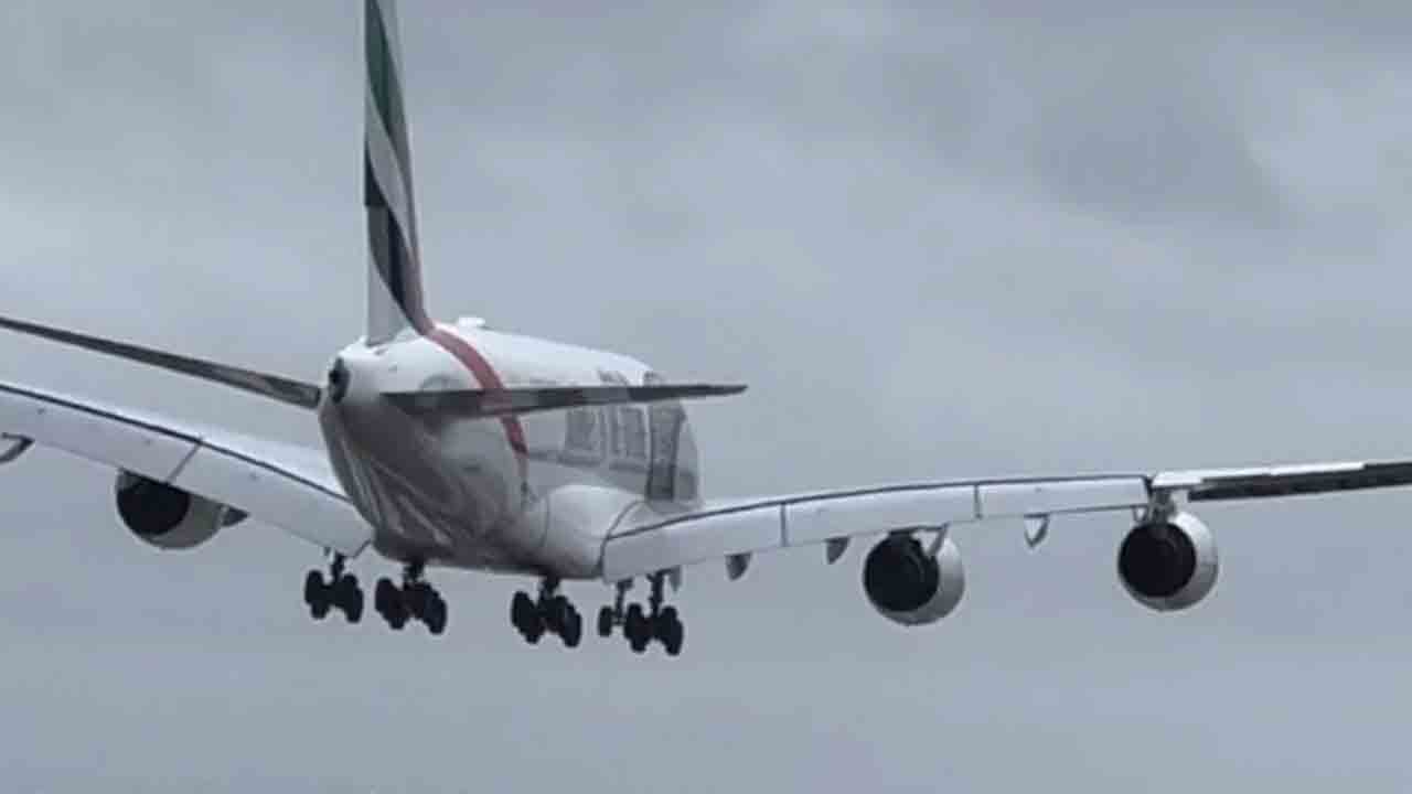 నిట్టనిలువుగా విమానం ల్యాండింగ్‌!