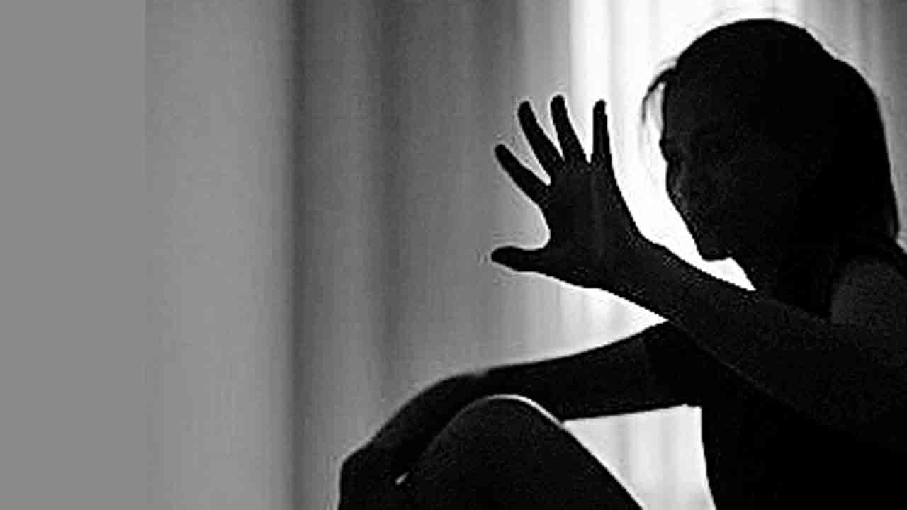 విద్యార్థినిపై అసిస్టెంట్‌ ప్రొఫెసర్‌ పగ.. గతంలో లైంగిక వేధింపులు