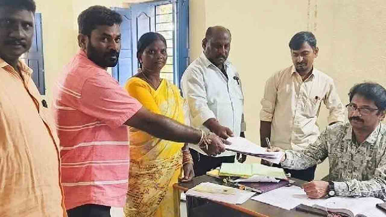 తొలిరోజు జోరుగా నామినేషన్లు.. సర్పంచ్‌కు 3,242, వార్డులకు 1,821 నామినేషన్లు దాఖలు