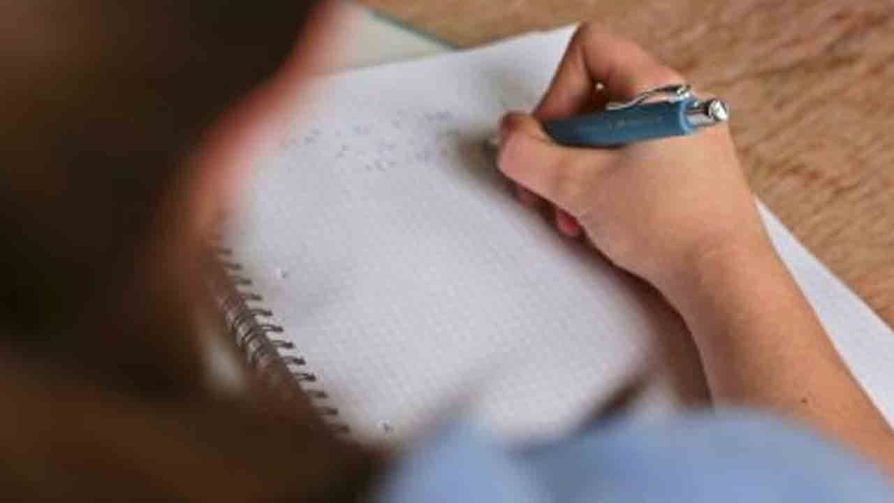 హాజరు లేదని లా స్టూడెంట్స్‌ను పరీక్షకు అడ్డుకోరాదు