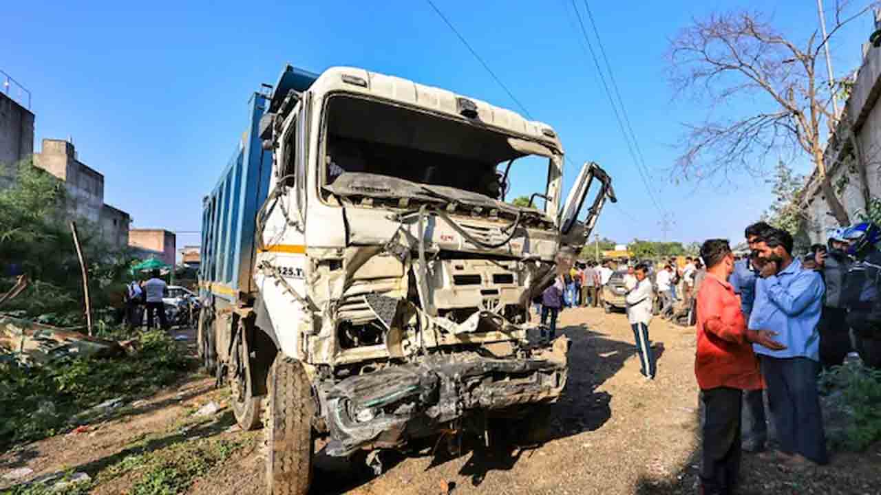 ట్రక్‌ డ్రైవర్‌ బీభత్సం.. 19 మంది దుర్మరణం