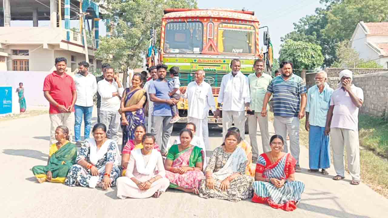 ఇసుక లారీలు నడపొద్దు.. దుమ్ముధూళితో ఇబ్బందులు పడుతున్నాం