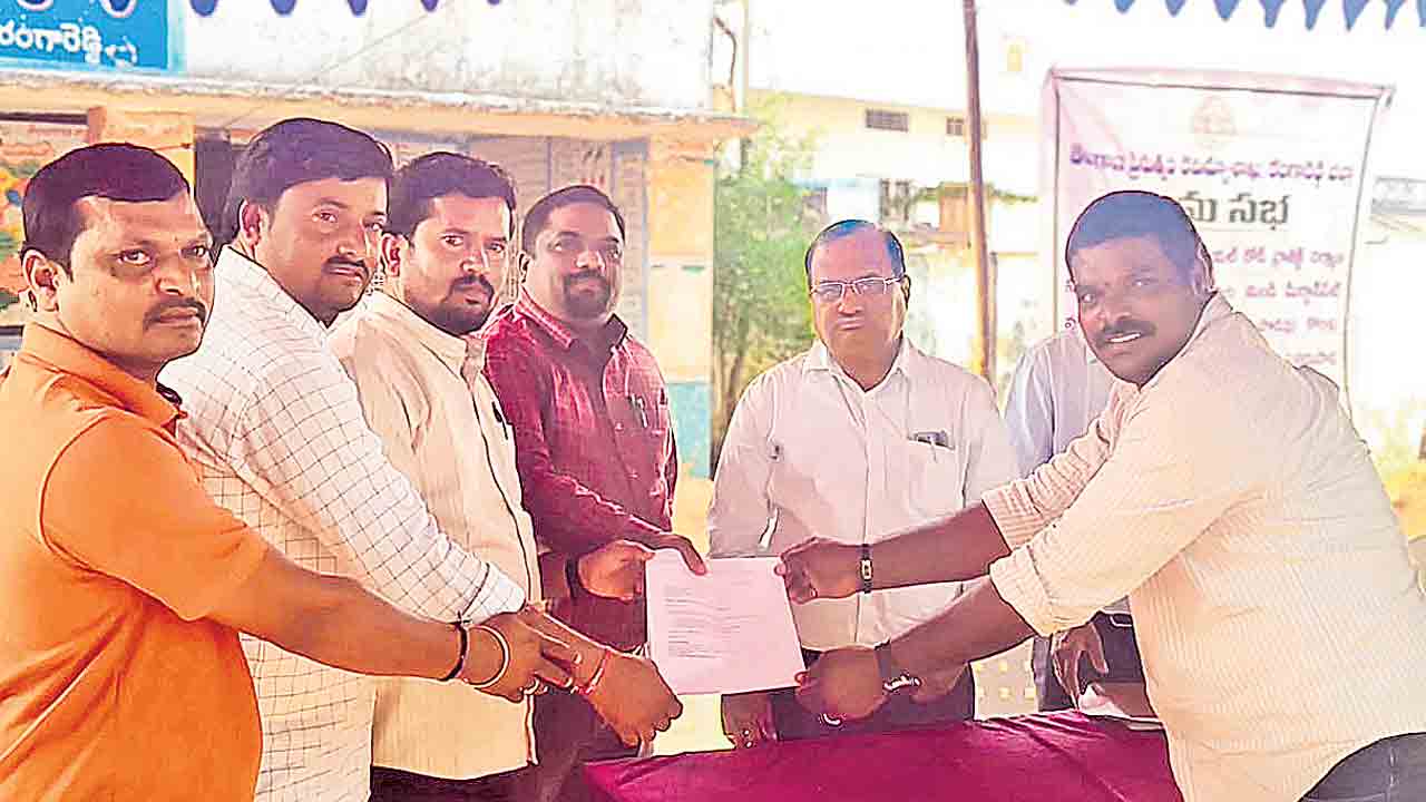 ఎకరాకు 1.5 కోట్లు ఇవ్వాల్సిందే.. లేదంటే భూమికి భూమి ఇవ్వాలి