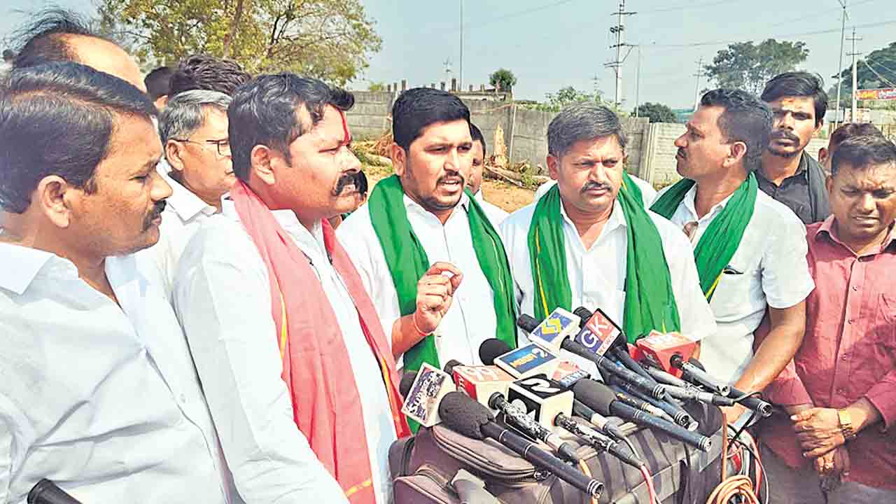 గిరిజనుల భూములు తిరిగి అప్పగించాల్సిందే..