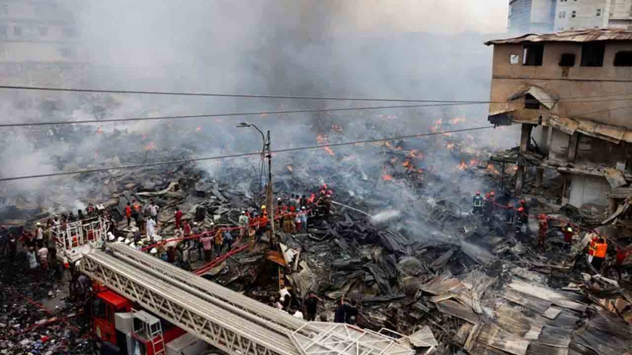బంగ్లాదేశ్‌లో భారీ అగ్నిప్రమాదం.. స్లమ్‌లో కాలిబూడిదైన 1500 ఇళ్లు