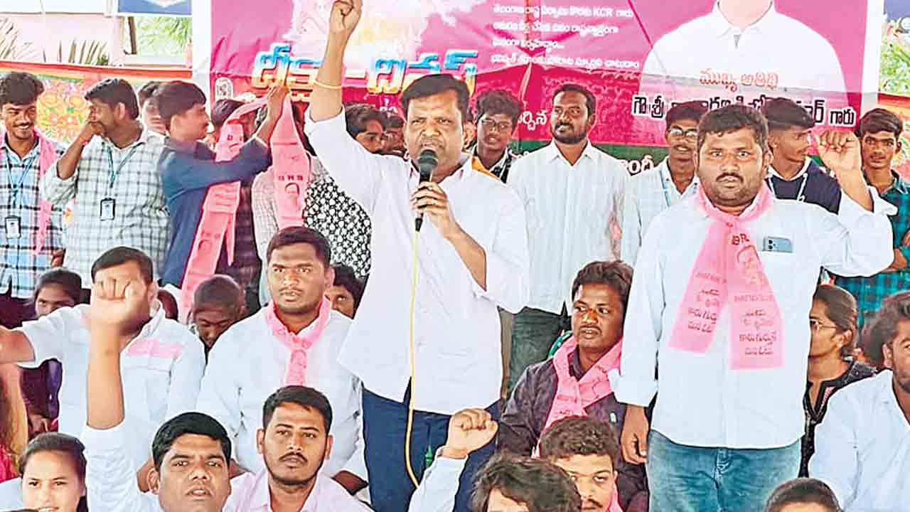 ఎంజీయూలోని దీక్షాదివస్‌లో మాట్లాడుతున్న మాజీ ఎమ్మెల్యే డా. గాదరి కిశోర్‌కుమార్‌