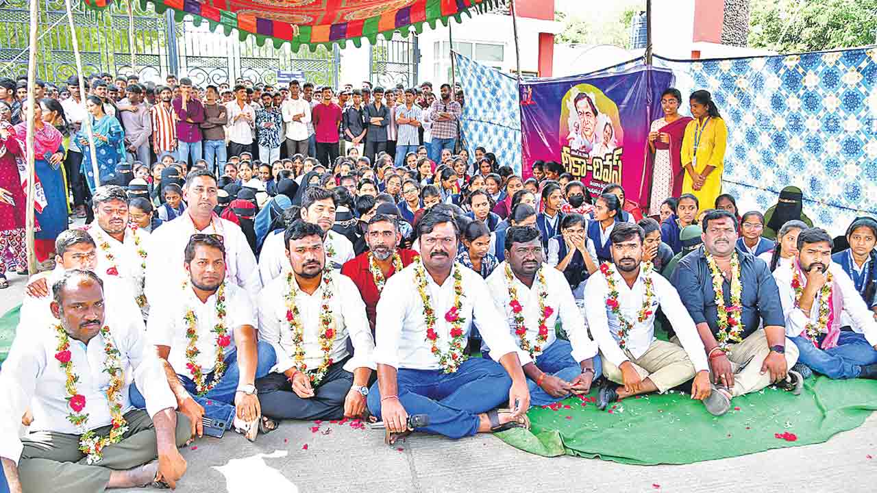 కరీంనగర్‌ జిల్లా కేంద్రంలోని శాతవాహన యూనివర్సిటీ ఆవరణలో నిర్వహించిన దీక్షాదీవస్‌లో కూర్చొన్న నాయకులు