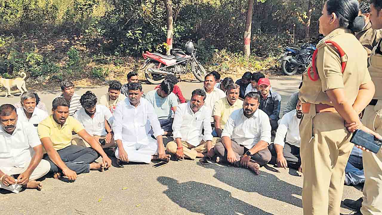 తెలంగాణ యూనివర్సిటీలో దౌర్జన్యం