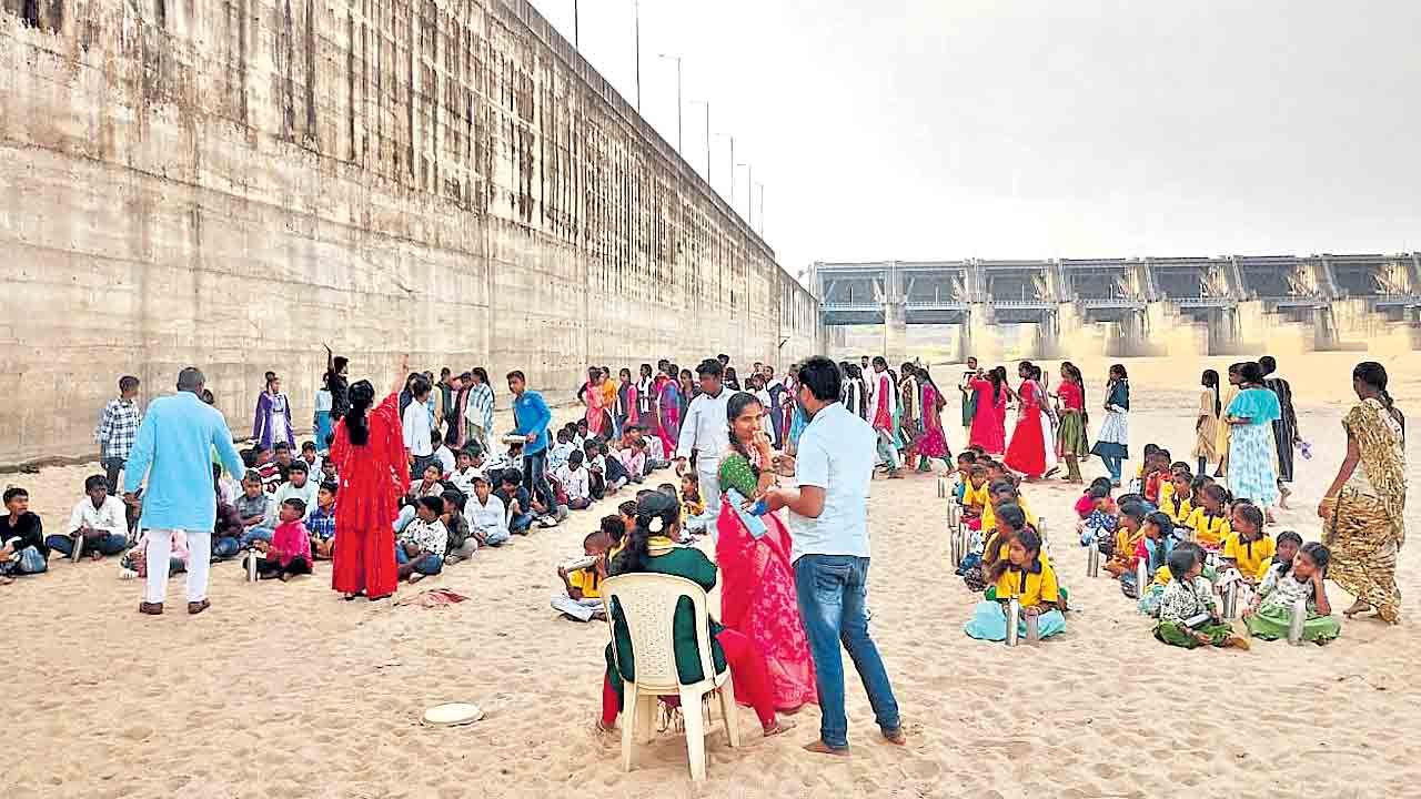 పిక్నిక్‌ స్పాట్‌గా మేడిగడ్డ బరాజ్‌