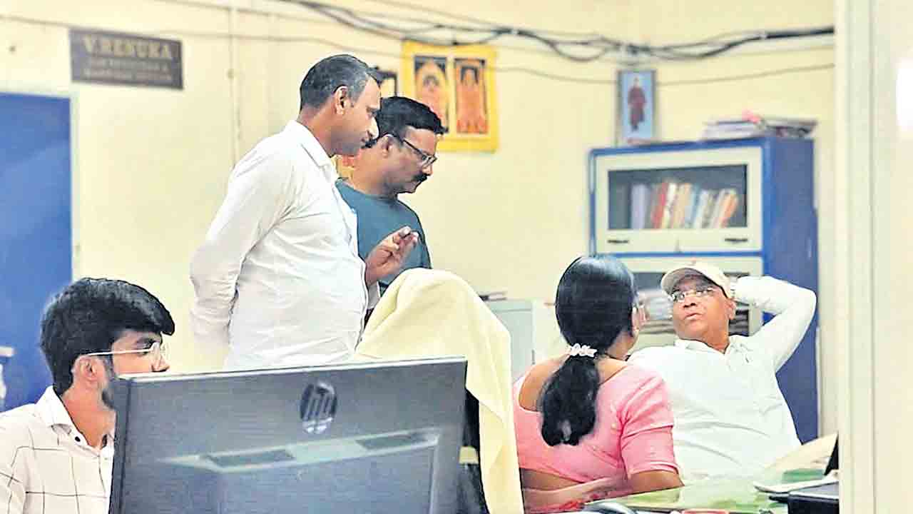 డాక్యుమెంట్‌ రైటర్లే మధ్యవర్తులు..!