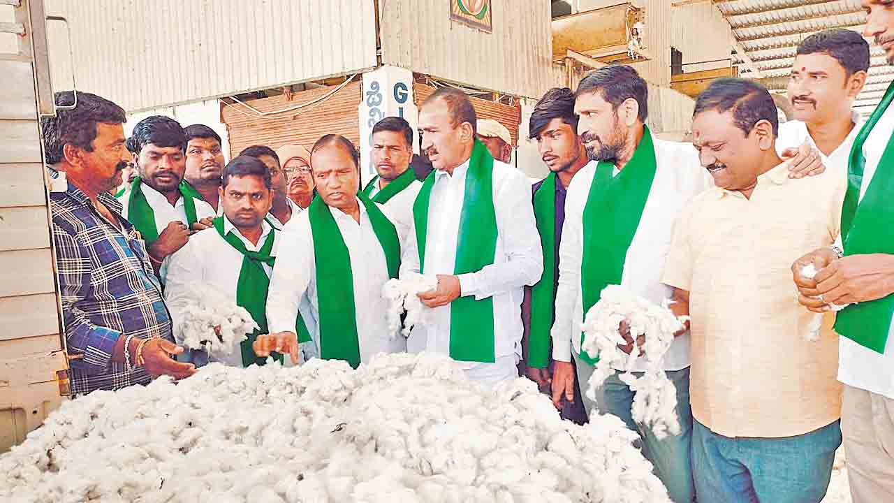 పత్తి రైతును ఇబ్బంది పెడితే ఊరుకోం