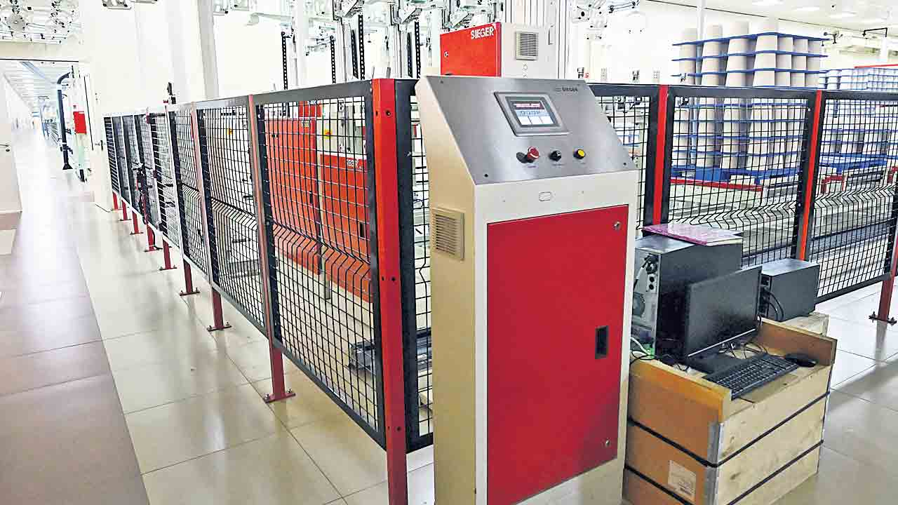 కిటెక్స్‌ పరిశ్రమలో స్పిన్నింగ్‌ యూనిట్‌ నుంచి దారం ప్యాక్‌లను తరలించే యూనిట్‌