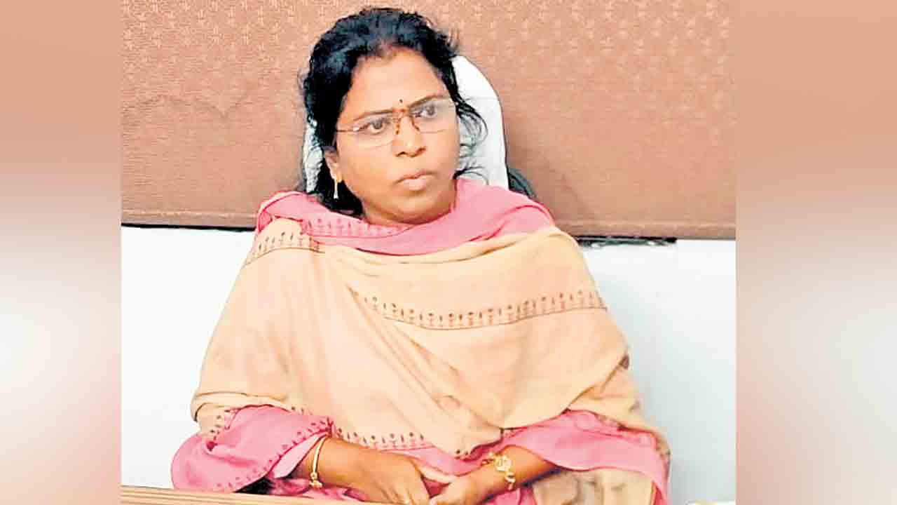 కాంట్రాక్టర్‌ నుంచి 10 వేలు లంచం