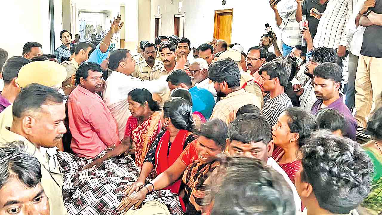 ఆందోళనకారులపై విరిగిన లాఠీ