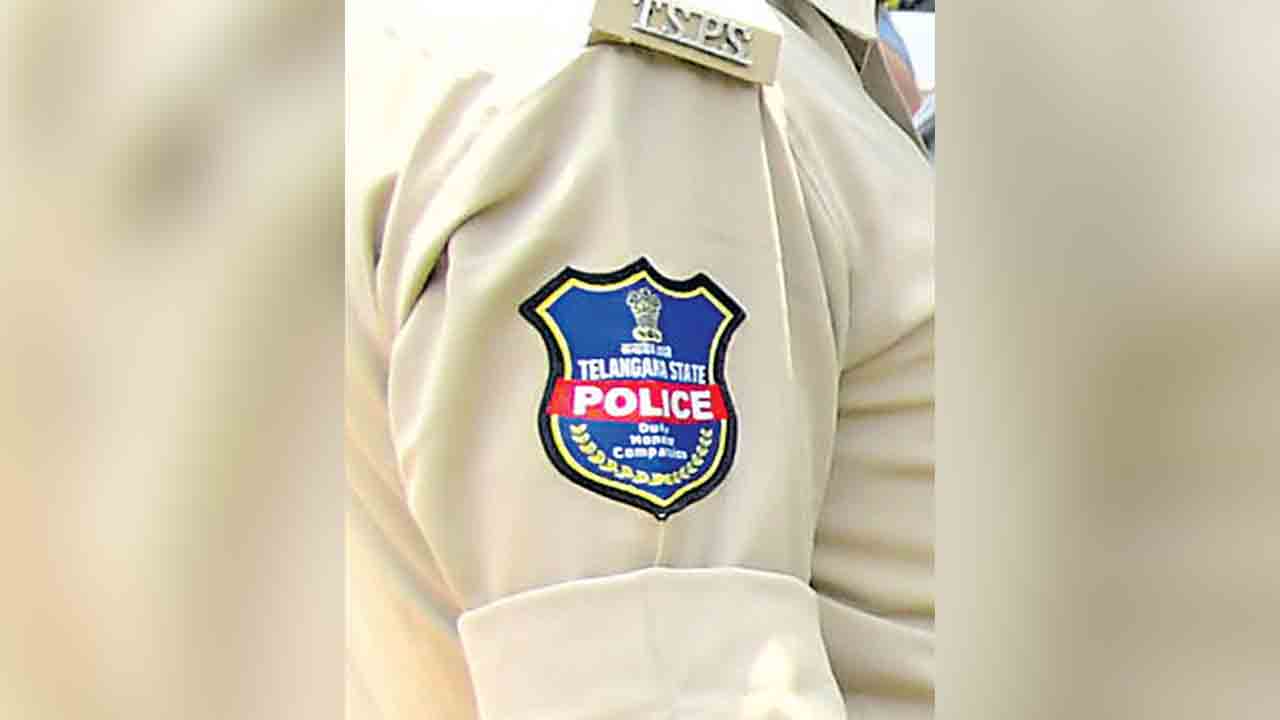 తల్లిదండ్రులను నమ్మించేందుకు పోలీస్‌ అవతారం