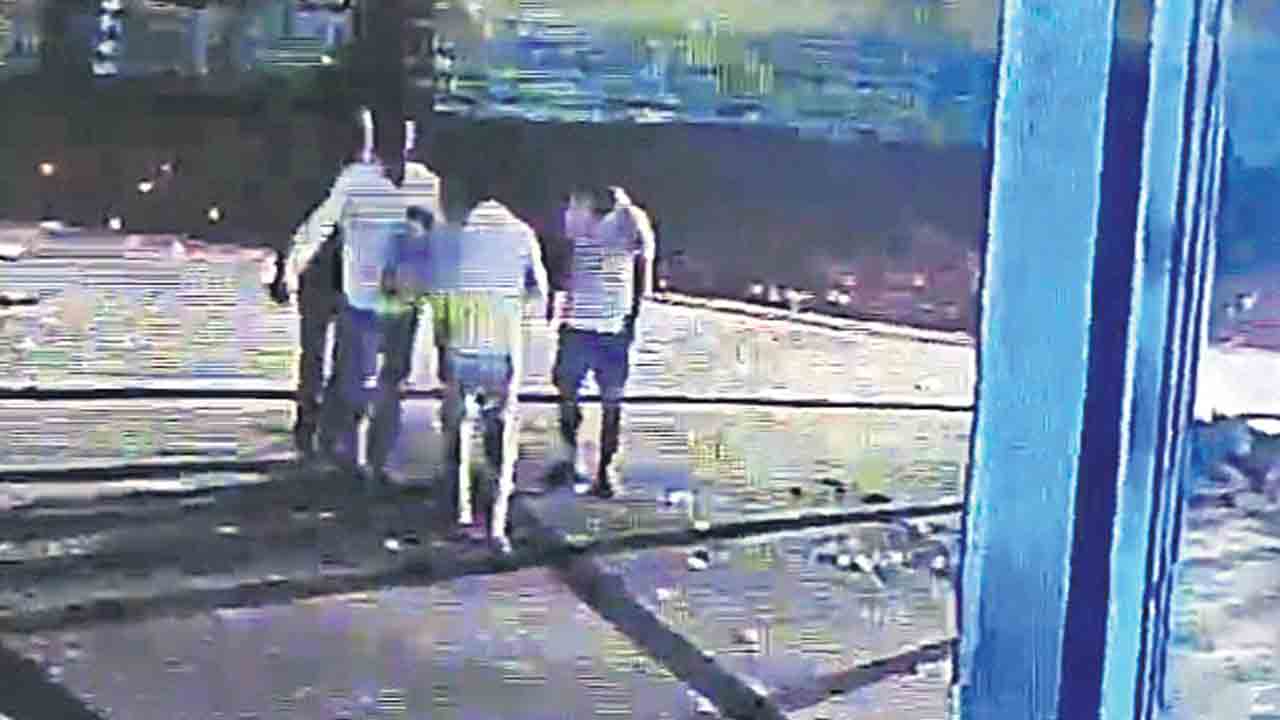 మద్యం మత్తులో రైతుపై అధికారి దాడి