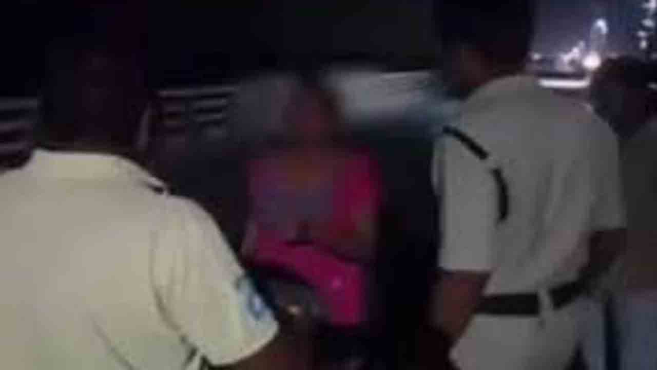 గోదావరిలో దూకేందుకు మహిళ యత్నం