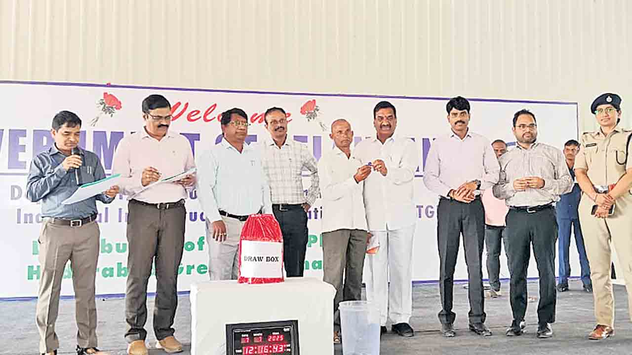 ఫార్మా ప్లాట్ల రిజిస్ట్రేషన్‌ కోసం ఎదురు చూపు