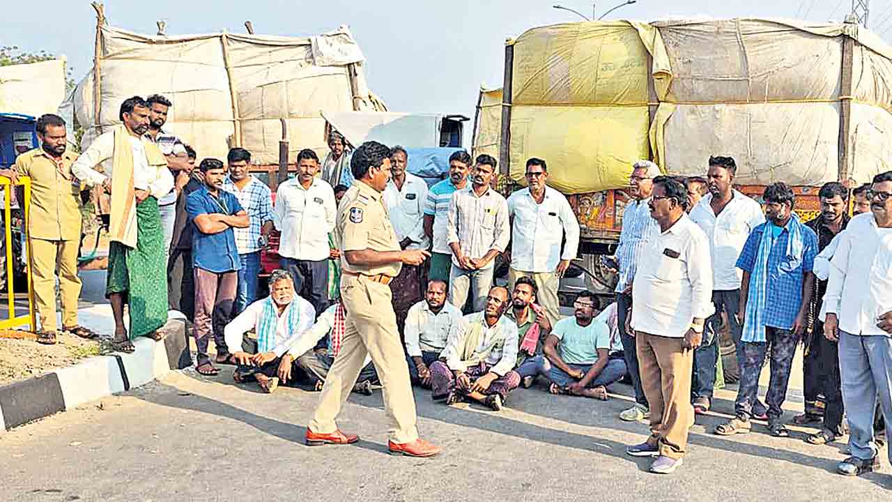 పత్తి రైతుకు సీసీఐ ని‘బంధనాలు’!