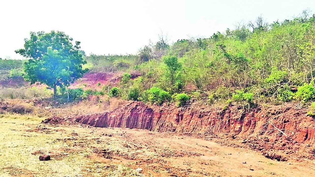 నవాబ్‌పేట గుట్టల్లో జేసీబీలతో దందా