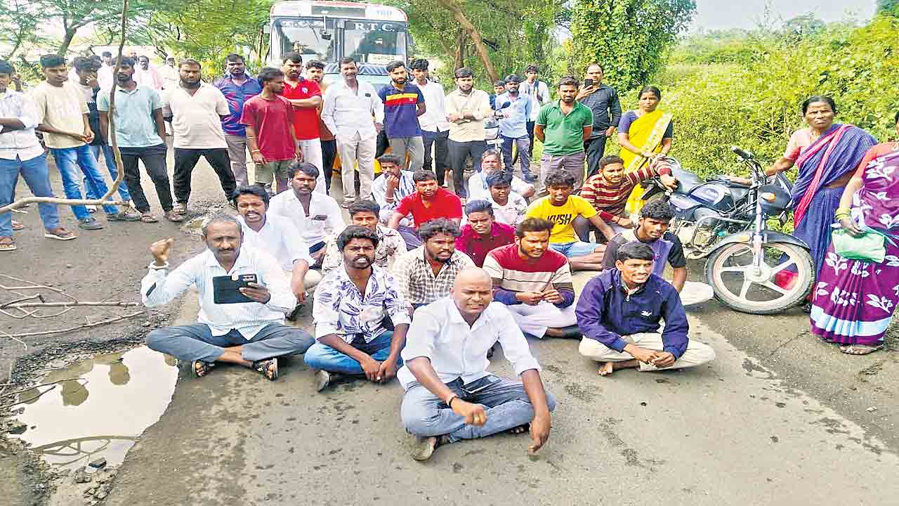 గుంతల రోడ్లపై పోరుబాట