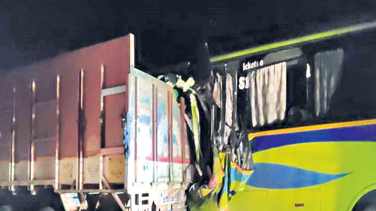 ఆగి ఉన్న లారీని ఢీకొట్టిన ఆర్టీసీ బస్సు