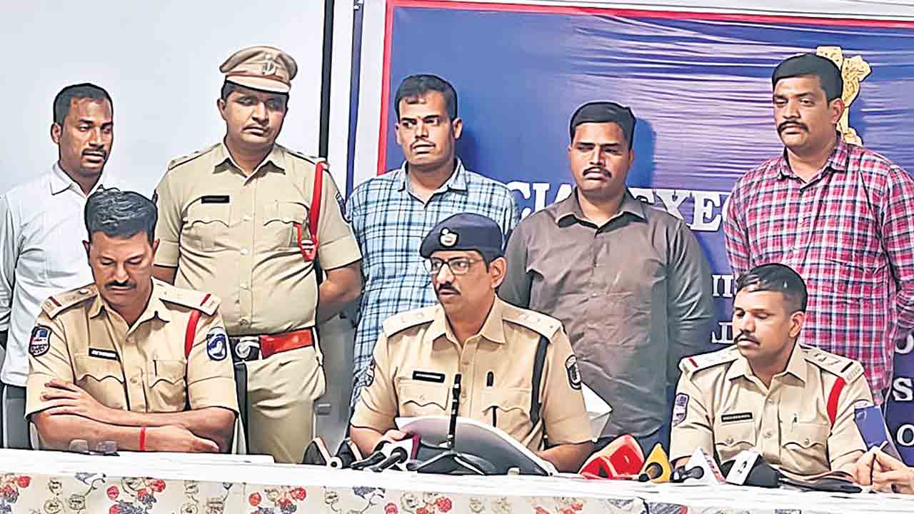 రెచ్చిపోతున్న స్నాచర్లు