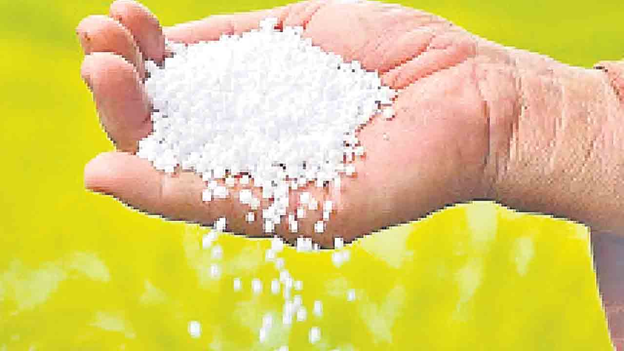 రైతన్నపై ఎరువు పిడుగు