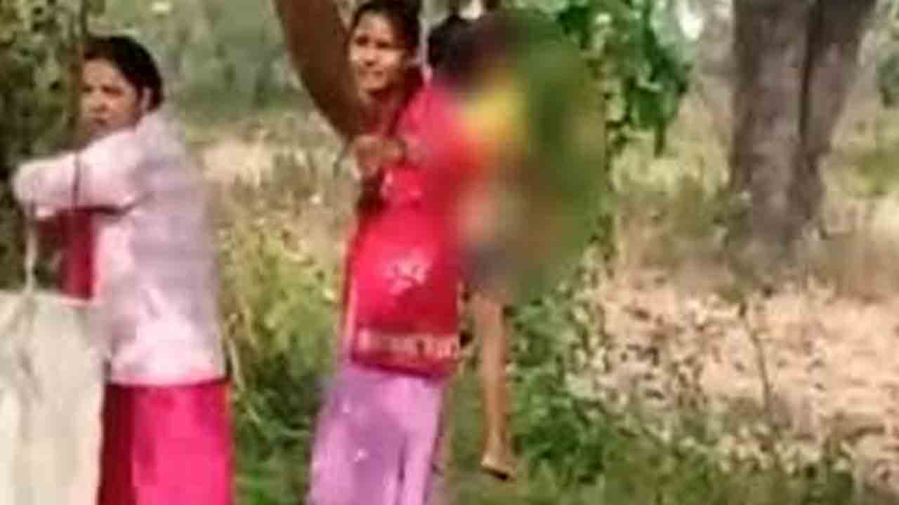 ఐదేండ్ల బాలుడిని చెట్టుకు వేలాడదీసిన టీచర్లు!