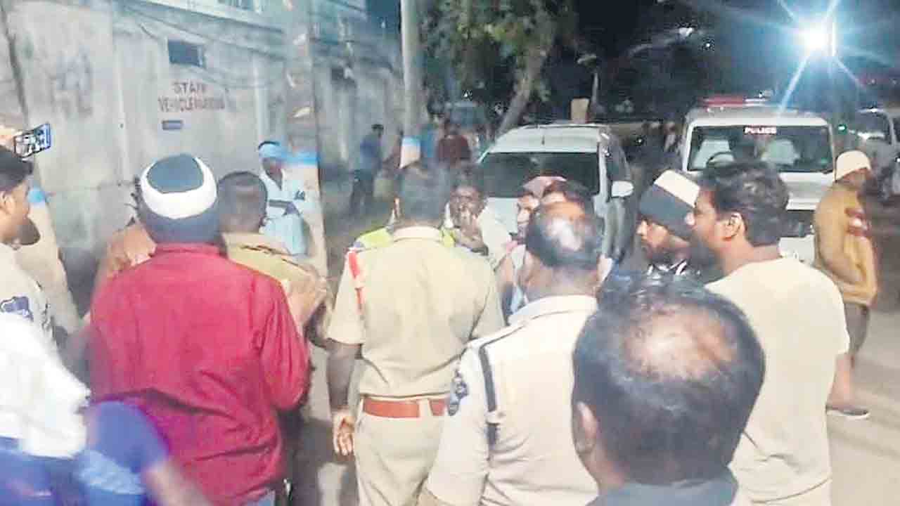 రామారెడ్డి పోలీస్‌స్టేషన్‌లో అర్ధరాత్రి హంగామా