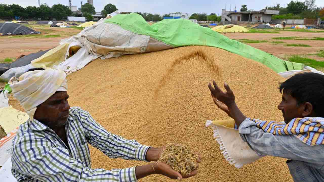 తూకం ఆపారంటూ రైతుల ధర్నా