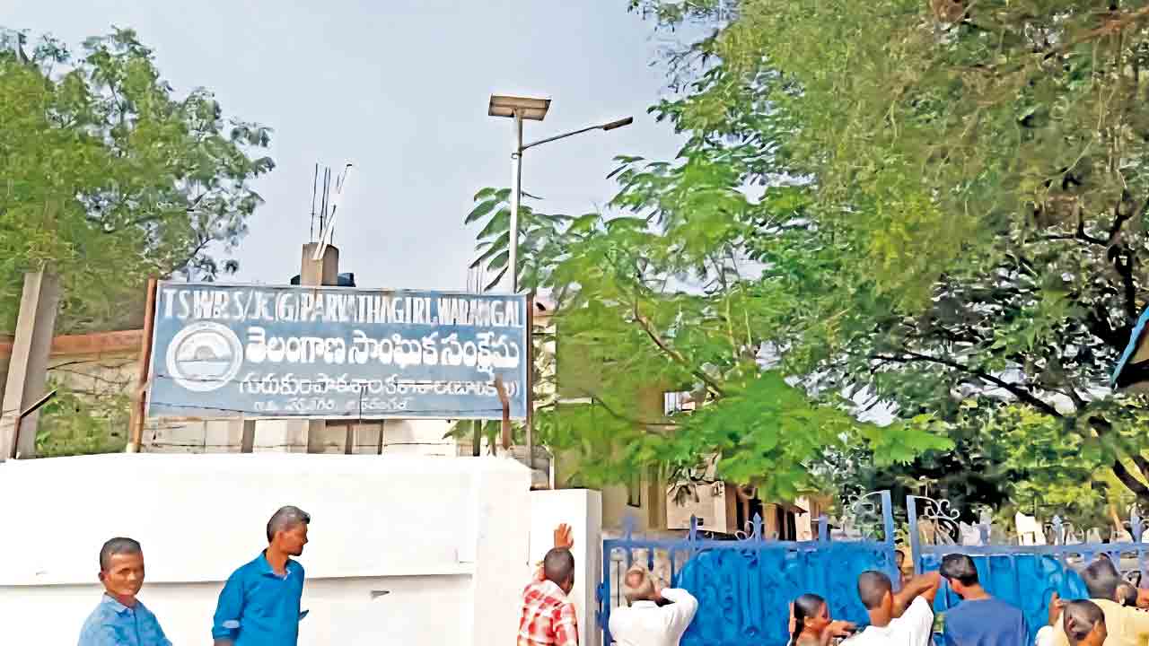 విద్యార్థినిని గెంటేసిన ప్రిన్సిపాల్‌!