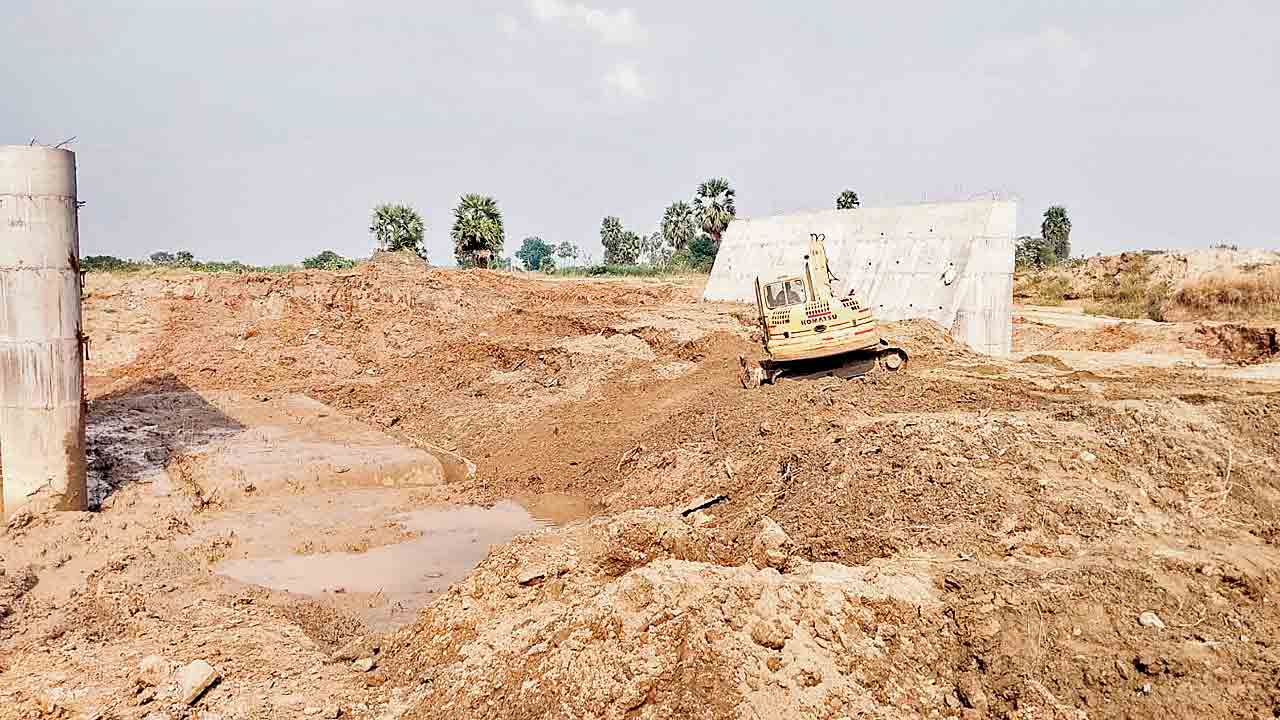 డిప్యూటీ సీఎం భట్టి సొంతూర్లో..కుప్పకూలిన బ్రిడ్జి పిల్లర్‌