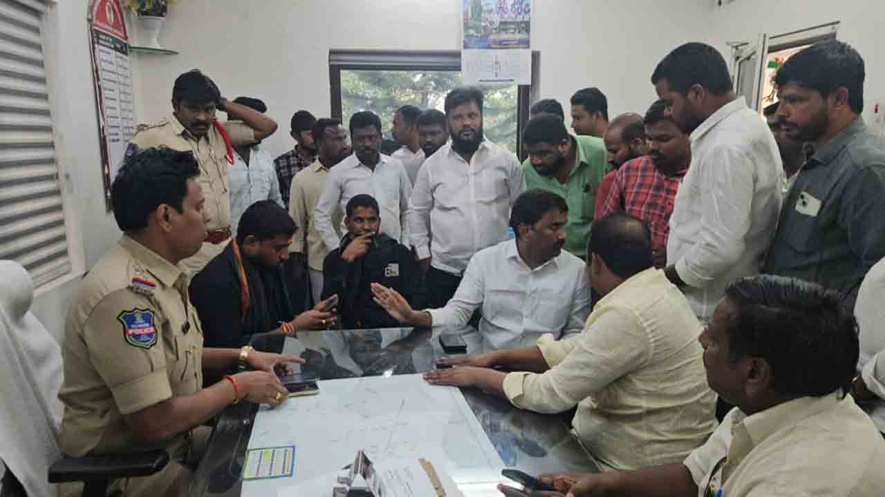 కాంగ్రెస్‌ నేత వీరంగం