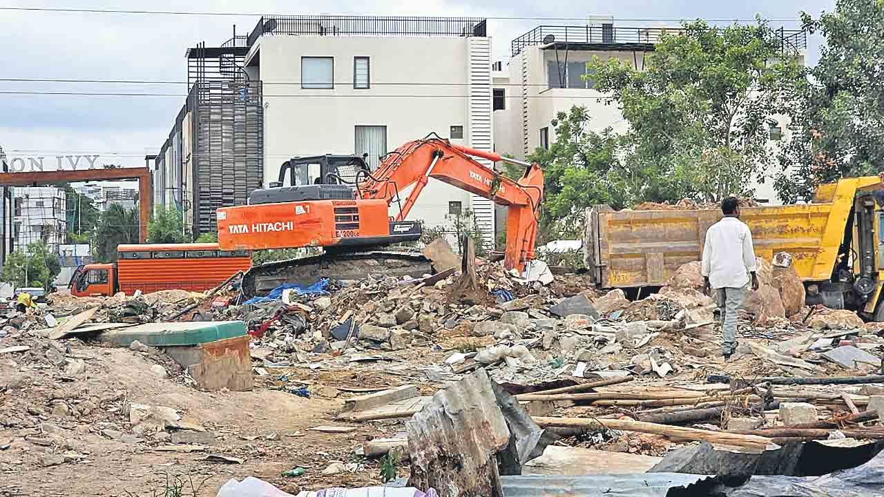 యుద్ధ వీరుని చేతికే ఆయుధం